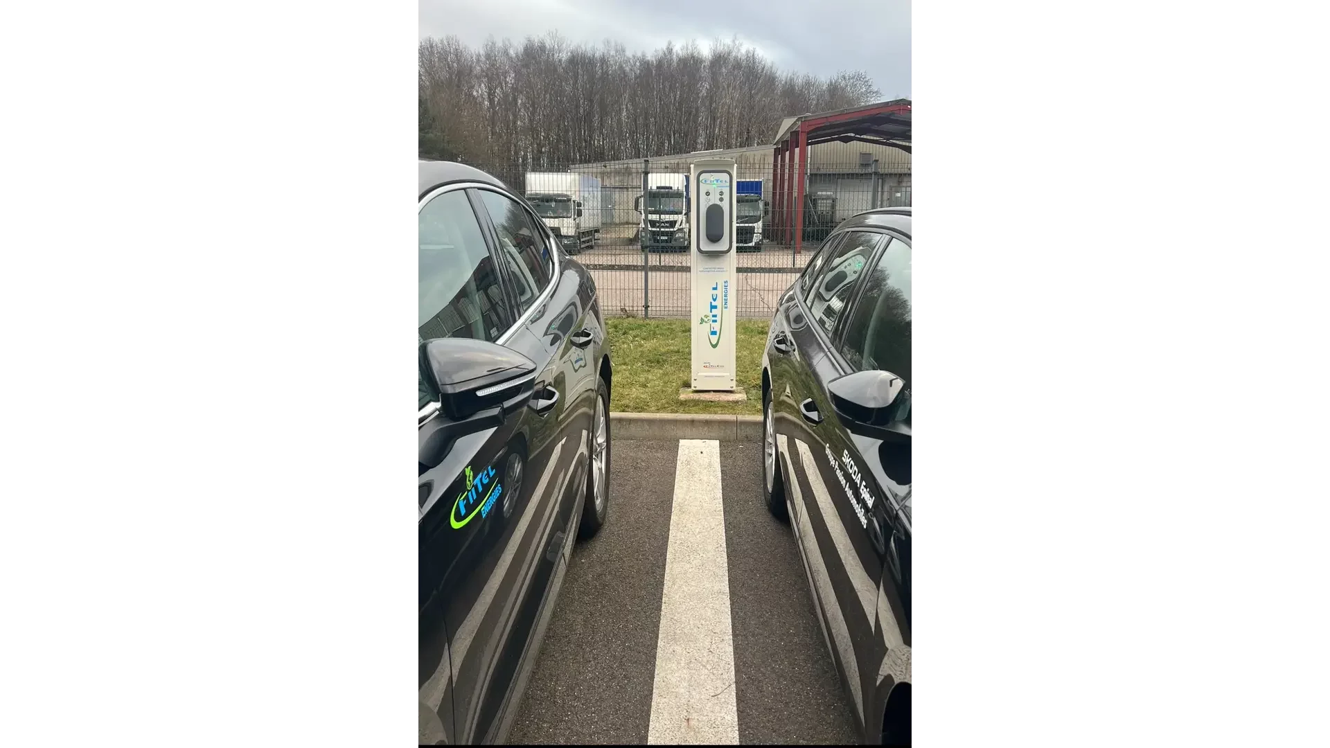 Installation-de-2-bornes-de-recharge-de-22kw-chez-notre-partenaire-Passion-automobiles-a-Epinal-Fiitel-Energies-deux-min