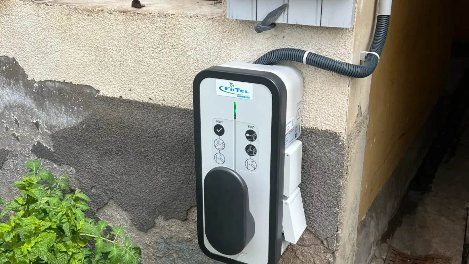 installation d'une borne de recharge hager de 7,4 kw chez un particulier à derbamont, dans les vosges. (1)